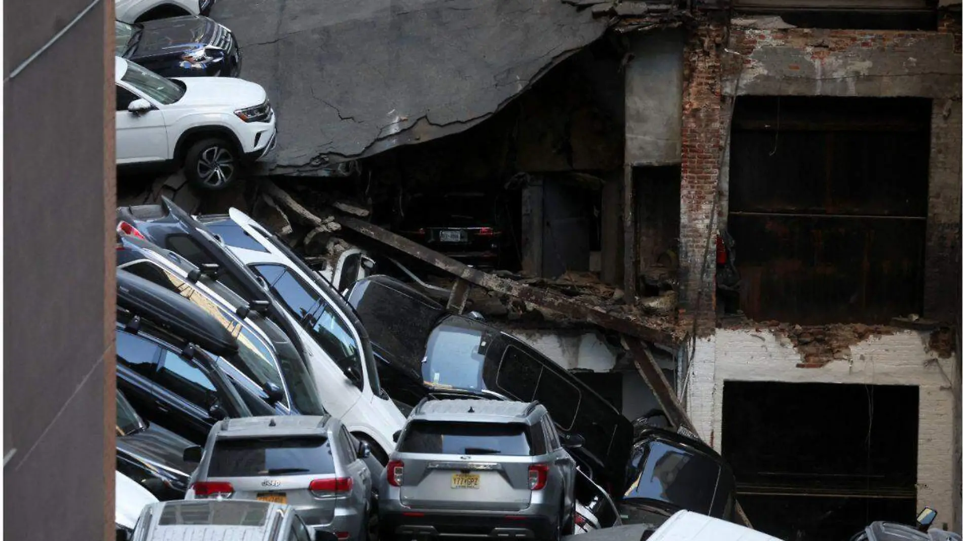 Derrumbe en estacionamiento de Manhattan